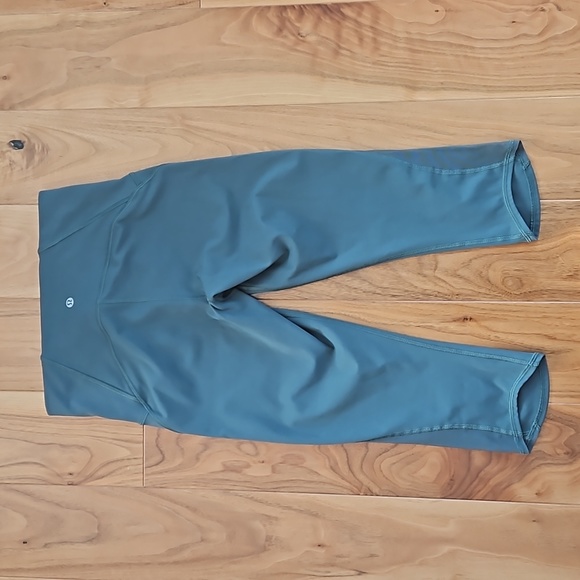Lululemon Train Times Crop (17"), Size 6 - Picture 6 of 12